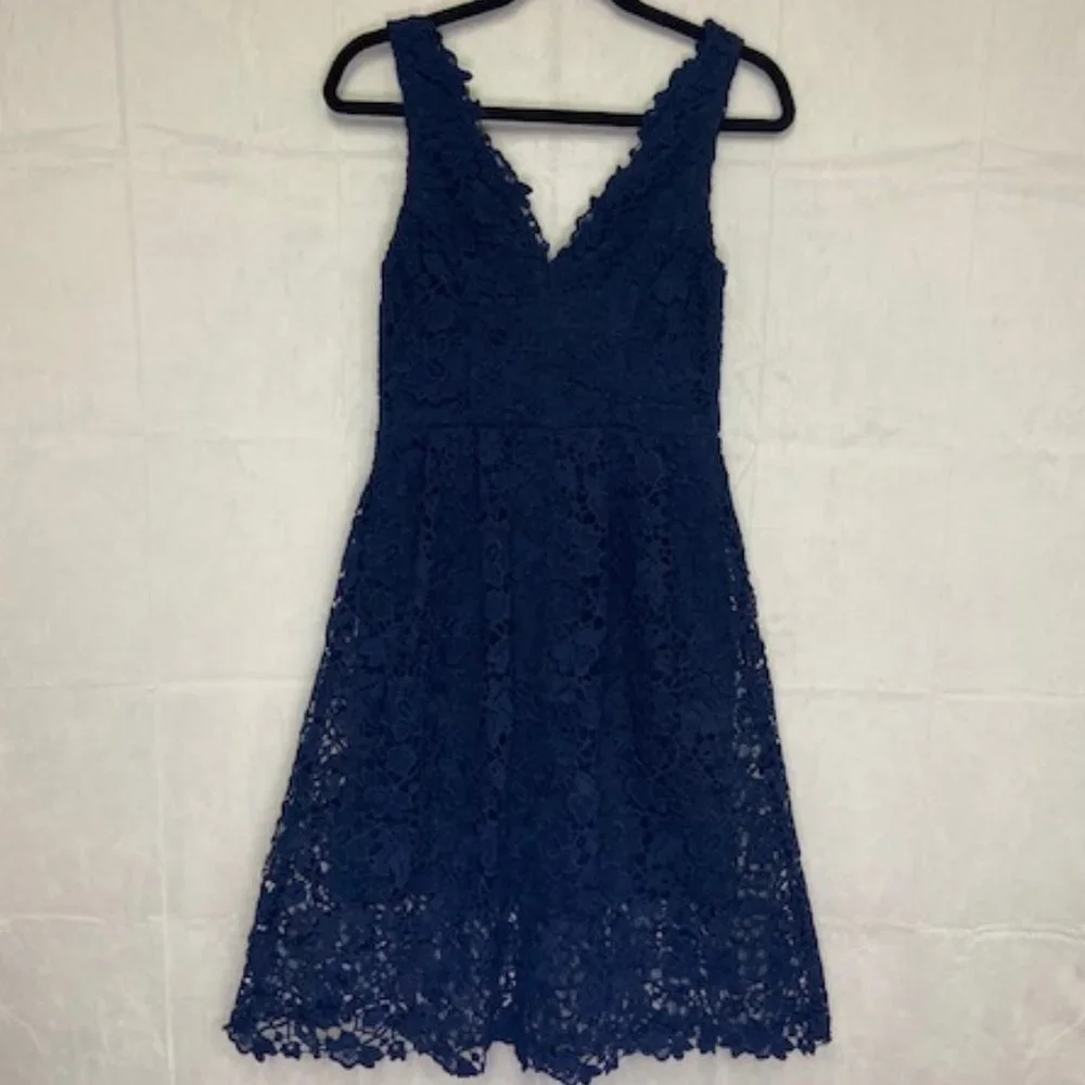 NWOT Astr Lace Fit & Flare V-Neck Dress in Navy Blue Size M - Picture 3 of 10